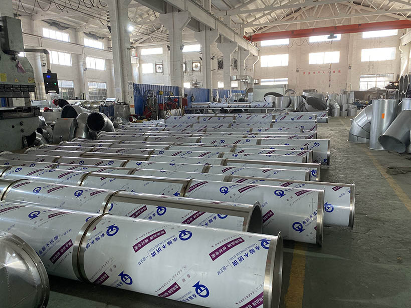 兩通通風管道公司加班加點制作焊接風管用于環(huán)保設(shè)備配套工程