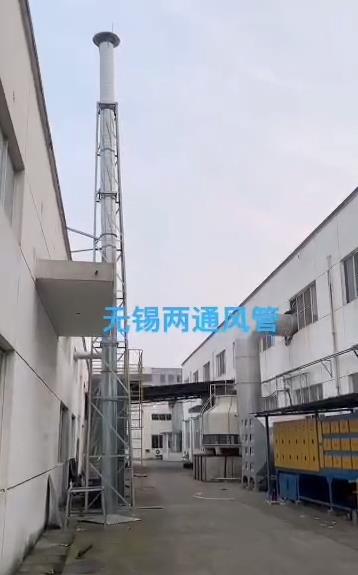 兩套油煙排放凈化工程結(jié)束，304不銹鋼焊接風(fēng)管，兩個煙囪